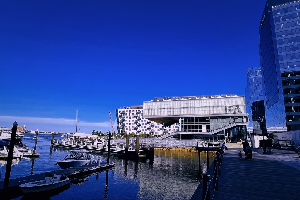 波士頓當代藝術美術館(The Institute of Contemporary Art | Boston ICA) 室外面河岸的地方，波士頓當代藝術美術館(ICA)設計了階梯式的座位，讓經過的人們可以傍著波士頓當代藝術美術館(ICA)吹的徐徐微風，感受波士頓難得的悠閒氣息。