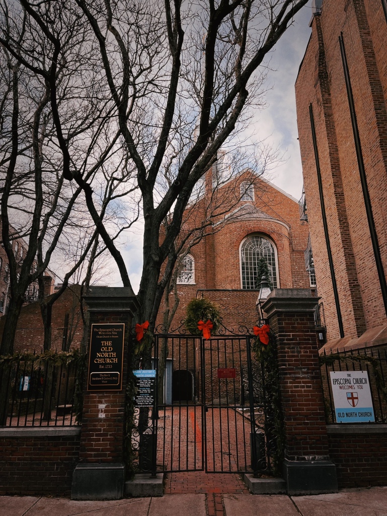 到波士頓旅遊如果只有一天的時間，徒步參訪Boston的自由之路(Freedom Trail)絕對是最佳首選！
透過自由之路，就可以把波士頓著名的16個必訪景點都走過一次，深入了解波士頓的歷史故事、文化與重要的建築物。Old North Church老北教堂