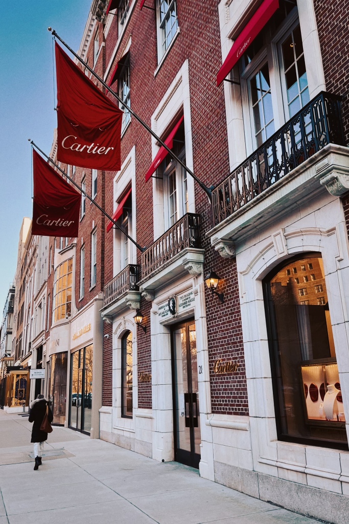 麻州唯一的Cartier就在波士頓的Newbury Street上，但想來他們生意應該不錯，這兩年店面還重新裝潢了一次。